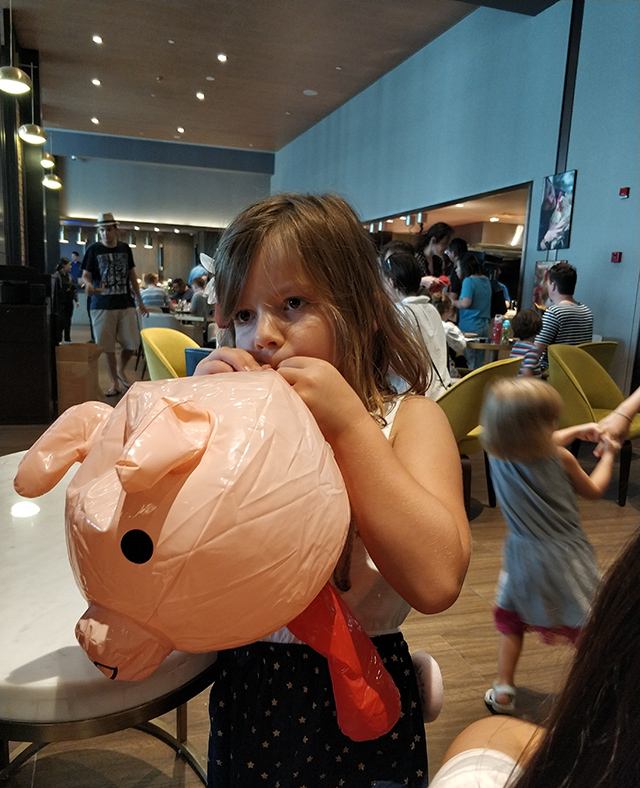 法国小朋友在吹 猪猪玩具气球