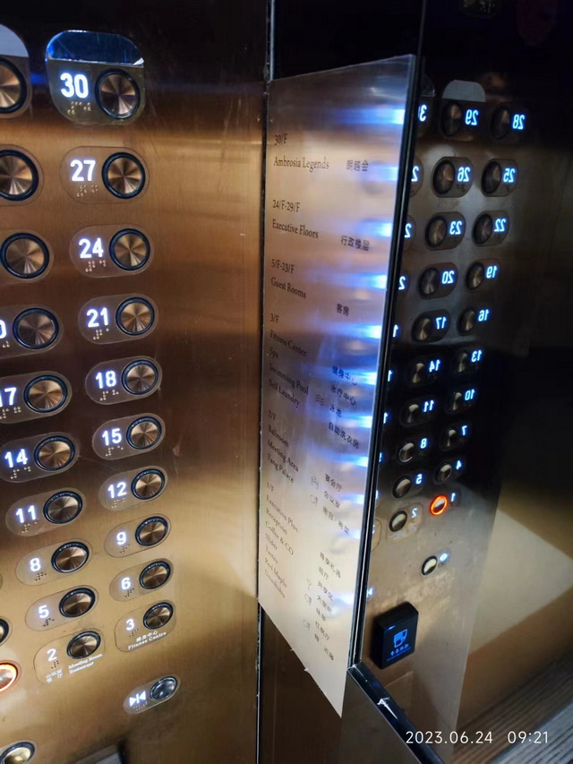 电梯灯闪亮